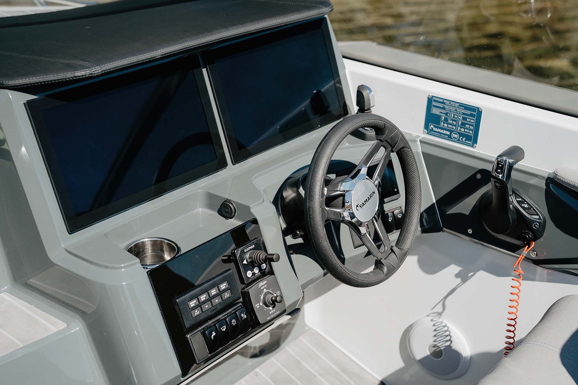 Yamarin 88 DC båt cockpit dobbel skjerm