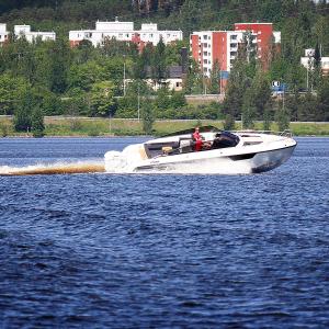 Kalle Rovanperän vene Yamarin 88 DC ja Yamaha XF425 XTO -perämoottori Jyväskylässä Jyväsjärvellä