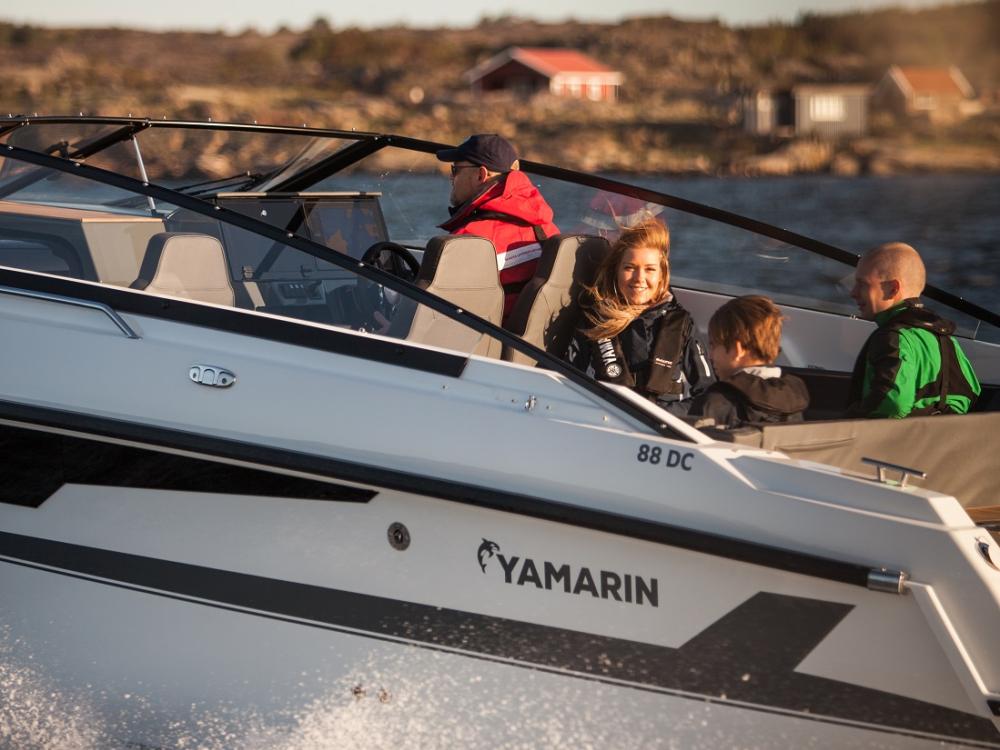 Yamarin 88 Day Cruiser happy young people