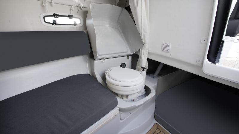Yamarin 79DC:n vakiovarusteisiin kuuluu vesi-WC