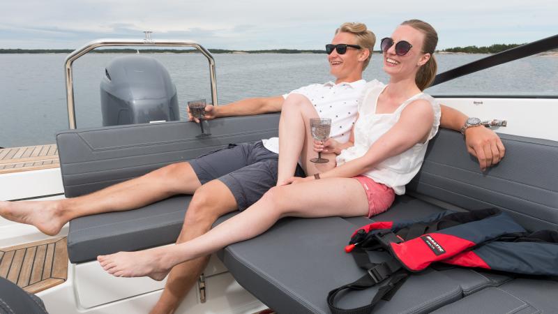 Yamarin 63BR on varusteltu L-sohvalla